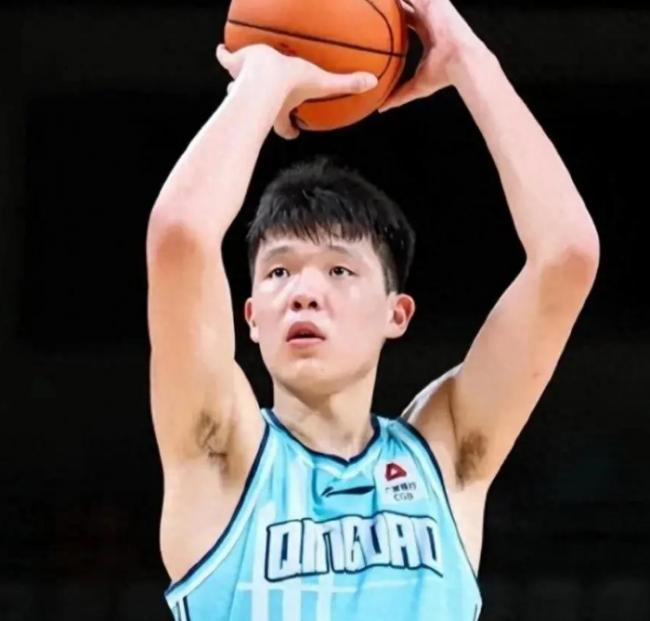 杨瀚森NBA首秀4分，4板，1助，6犯。
再来看看他的前辈们的NBA首秀吧：
姚
