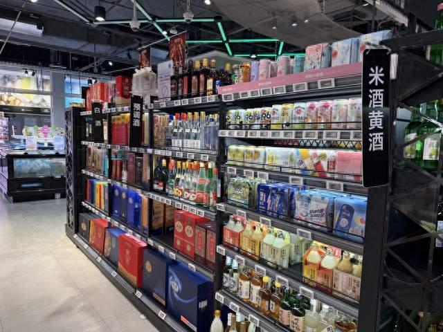白酒大商刚入场，黄酒板块“高台跳水”：会稽山市值蒸发近50亿元，多家机构高位套现