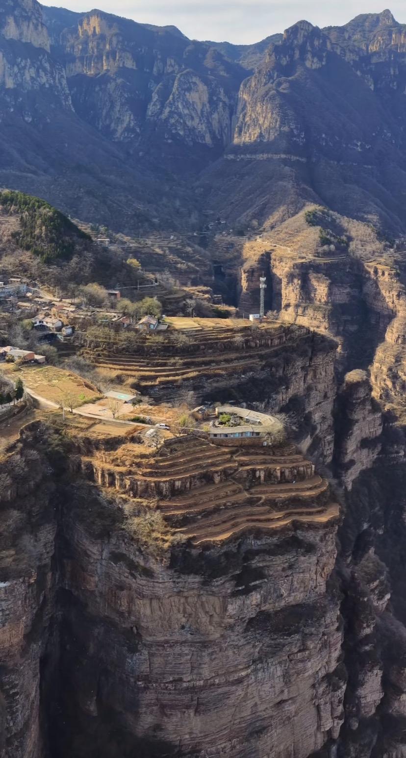 住在这里的人，我都替他们捏把汗。房子、种的地都在悬崖边上，尤其那个种的地，离悬崖