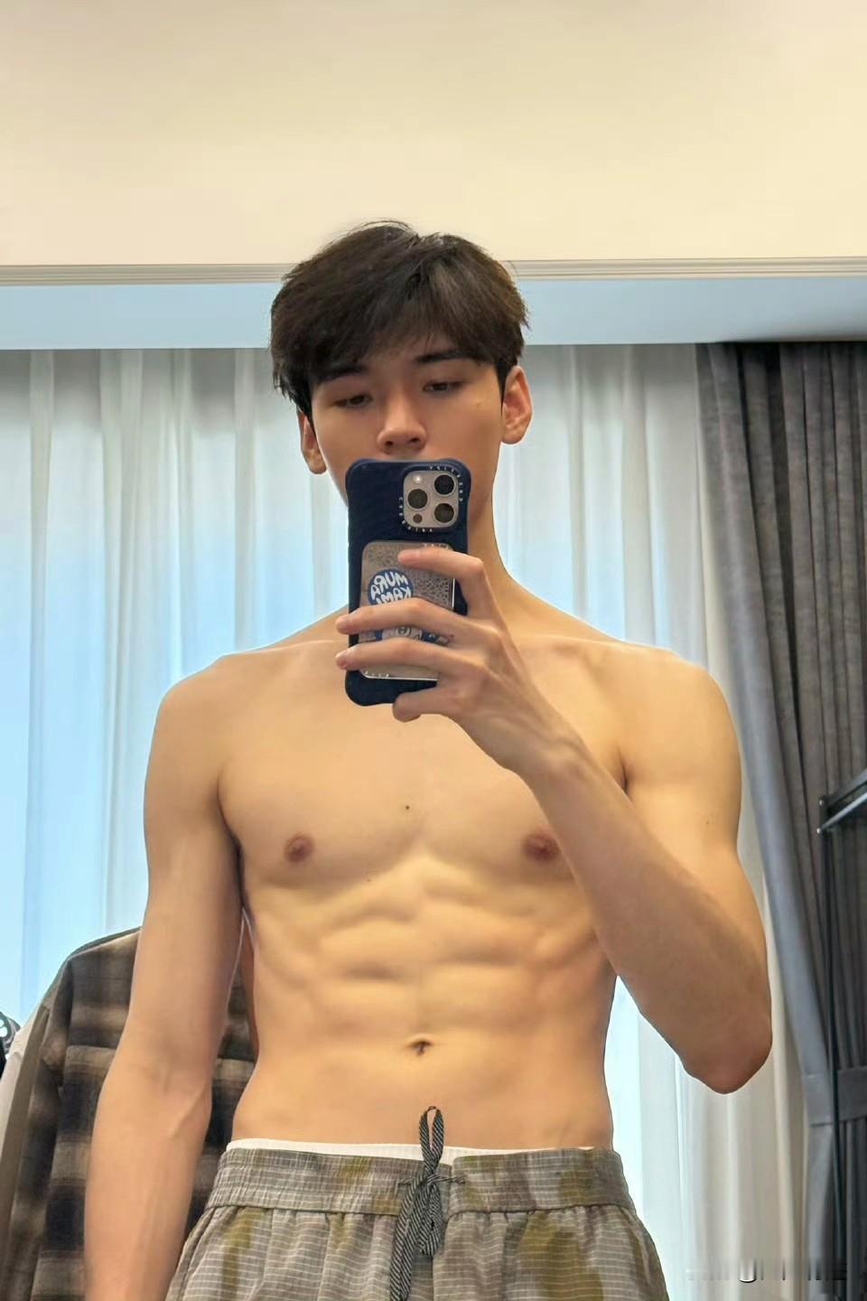 龚俊，好瘦，好瘦，但不明白为什么粉丝夸他这样是身材好，不应该劝他多吃点多长点肉吗