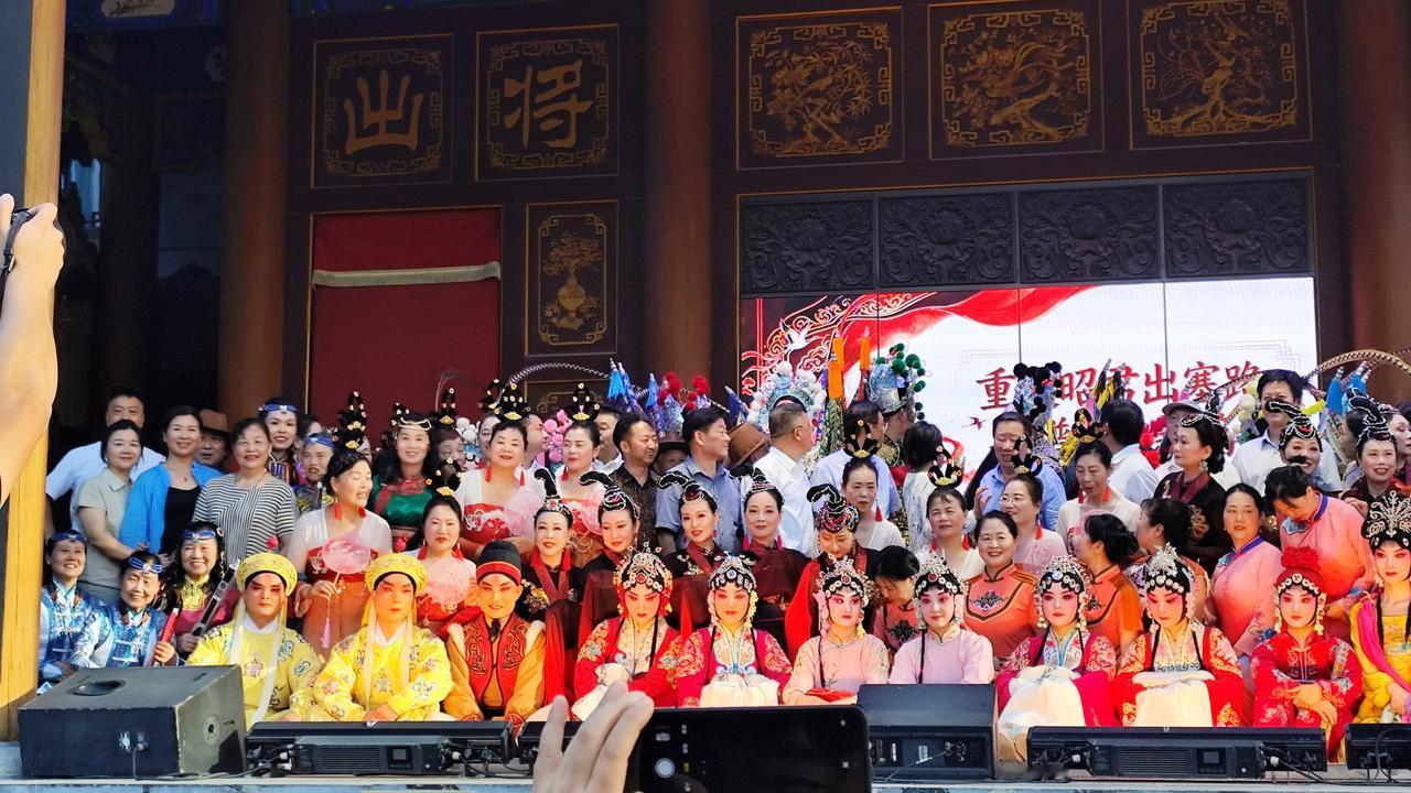 今天下午，西安易俗社文化街区的露天广场热闹非凡。由湖北宜昌文旅部门及易俗社主办的