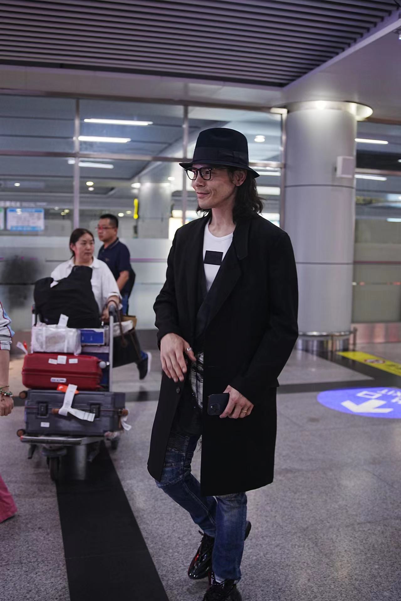 #向佐称上披哥帮郭碧婷一起赚奶粉钱##向佐回应参加披哥#向佐即将踏上披哥之旅，为