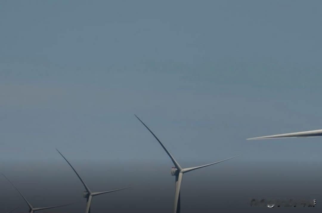 华尔街日报报导，美国政府22日宣布暂停所有美国离岸风电计划的施工。此举被视为川普