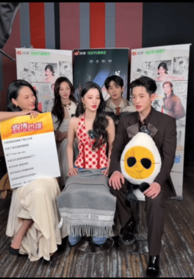 王楚然丞磊背着我们笑啥呢 笑得桌子都在颤了！这秘密再不说出来我可要造谣了哈！ 