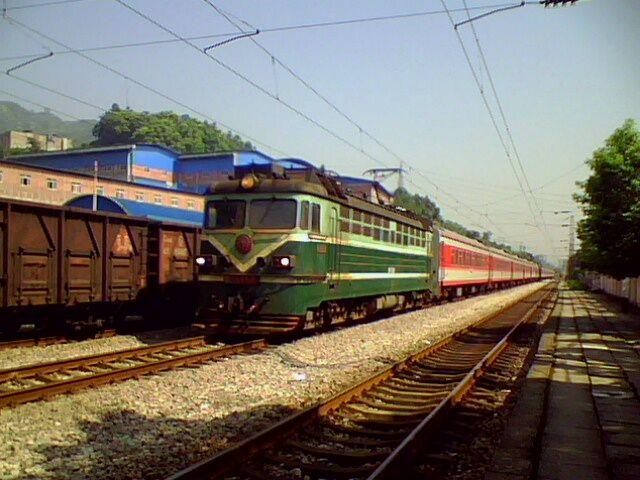 2010年夏季在梨树湾火车站所拍，韶山1型电力机车牵引25G型客车，图中的韶山1