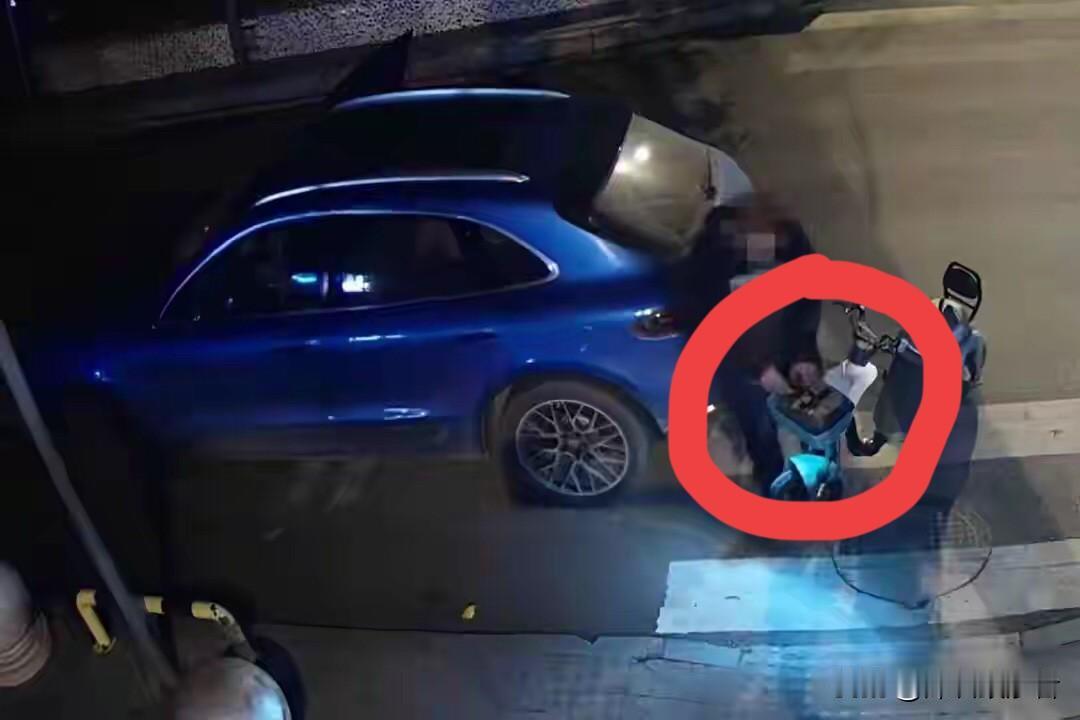 见过开保时捷飚车的、摆摊的，却没见过开保时捷偷电瓶的，还连续偷了190块，人们难