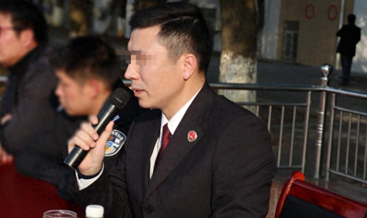 2001年，四川一检察官为逼妻子离婚，公然带情人回家同住。他以为这招够狠，没想到