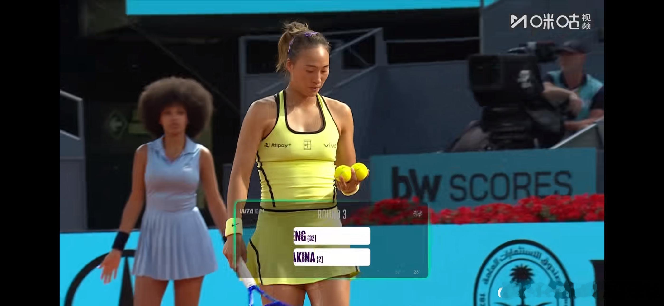 郑钦文身后有个爆炸头球童好帅气的发型💇♂️郑钦文vs莱巴金娜wta