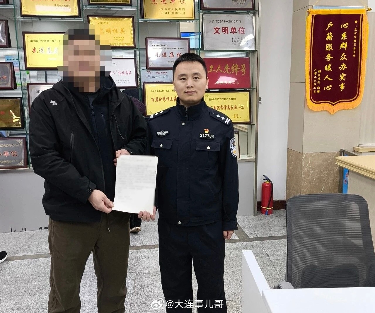 辽宁一民警下班不打烊暖了群众心【下班不打烊！庄河公安这波暖心操作，群众手写感谢信