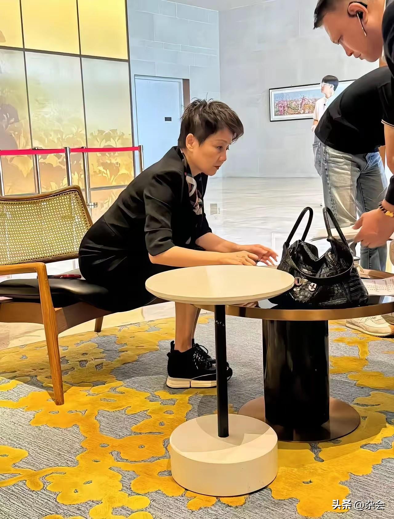 赌王走后，四太梁安琪好像彻底换了个人。
以前眼里的光是为了生存和地位的“野心”，