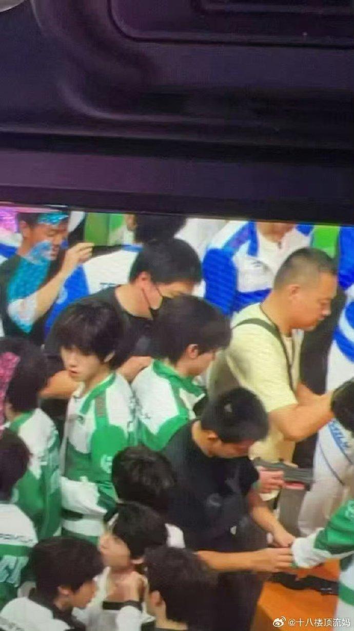 橹穆背靠背背靠背时间只剩下彼此，再靠近彼此一点点吧，接双人游戏