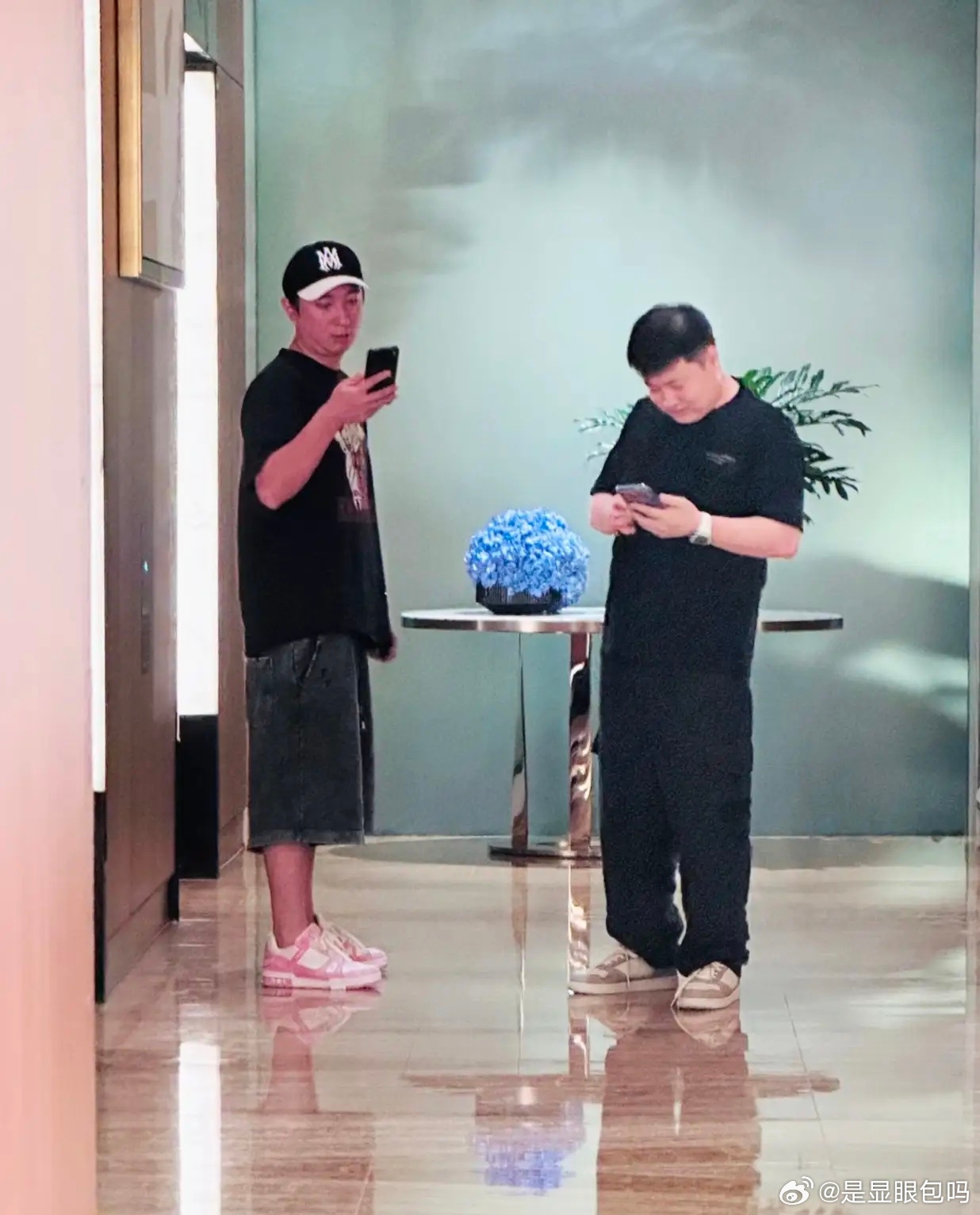 王思聪和朋友在新加坡一家酒店出现，他看起来瘦了好多，脸小了一圈，个子也显高了一些