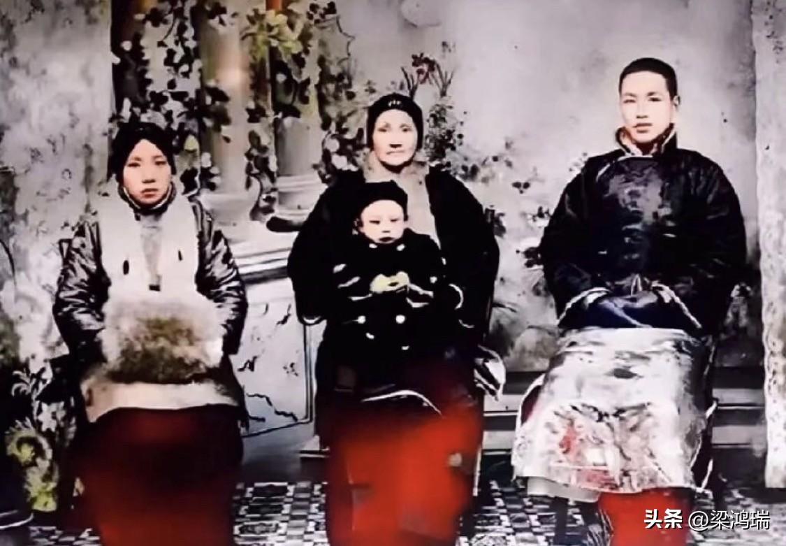 这张照片拍摄于1911年，地点在浙江奉化溪口镇的蒋家老宅，是蒋介石与原配妻子毛福
