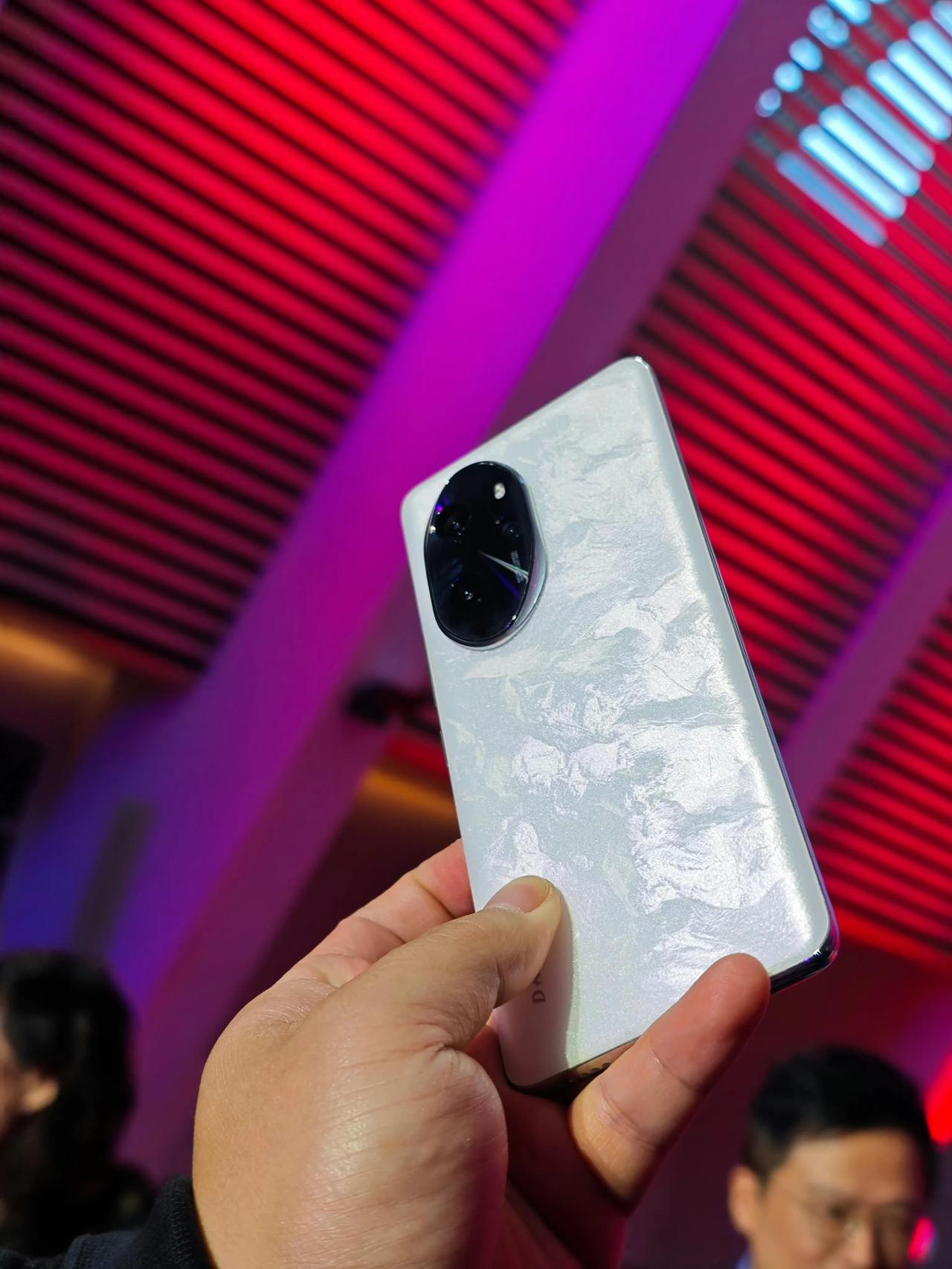 好的设计真的千篇一律的！

下周要发布的荣耀100 Pro和#OPPO Reno