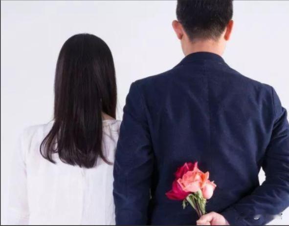《爱是那么的遥远》

爱是那么的遥远
两个人不能相见
我时刻把你思念
随着风到你