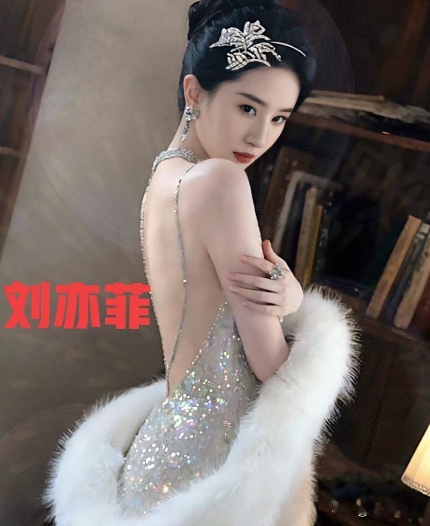 哎呀太美了！亦菲这次造型真的太靓丽了！白色大毛毛衬得她气质超软，让人根本移不开眼