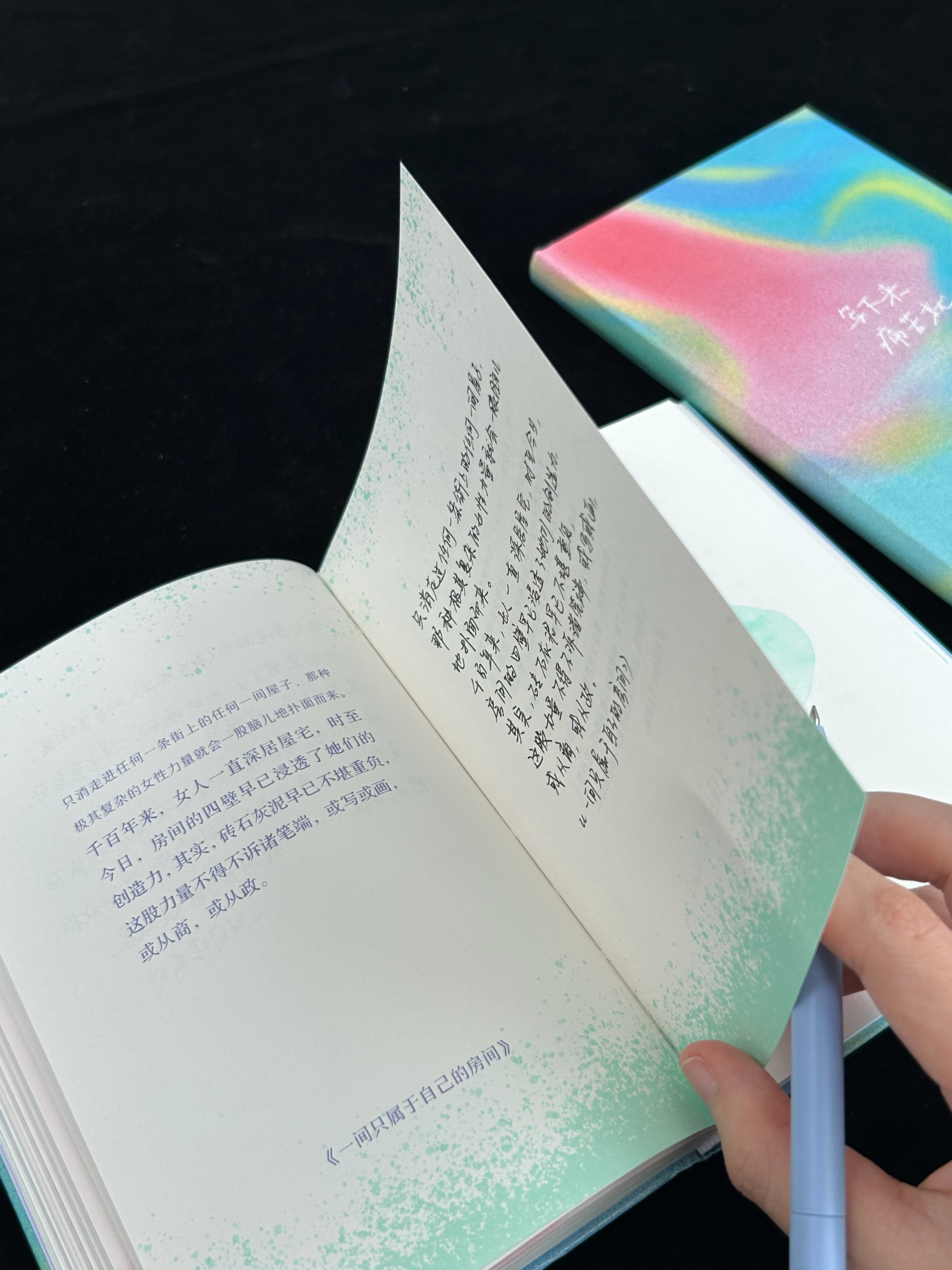 她与生活之间进行着某种交易，她站在一侧，而生活在另一侧，她总是想抢占上风，而生活