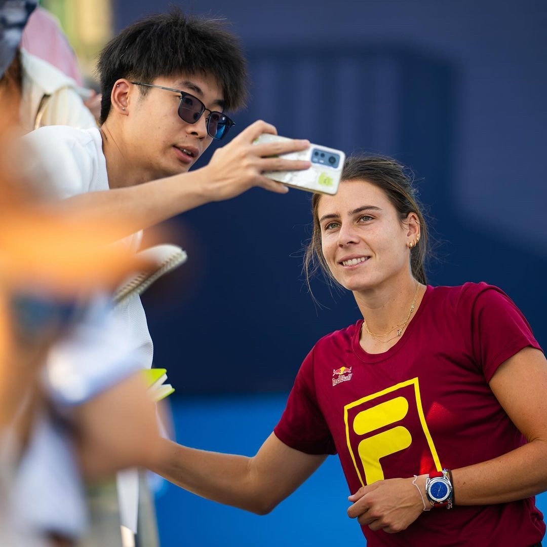 纳瓦罗开心结束中国球迷的合影！嘻嘻#2024中网##巡回赛在中国##wta[超话