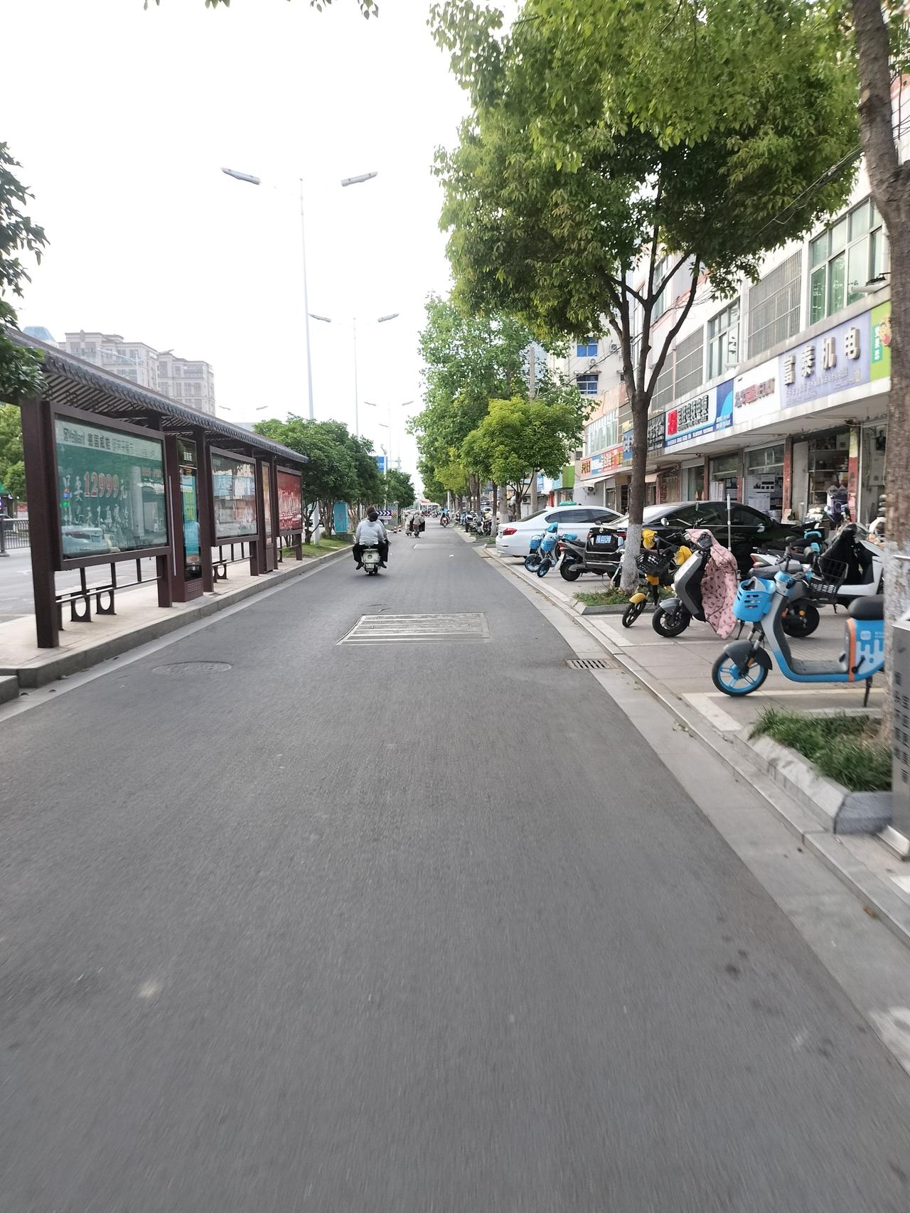 宝应老阀门厂，西向大门对着苏中南路。七八十年代县城老牌大厂，几代工人的青春留在车