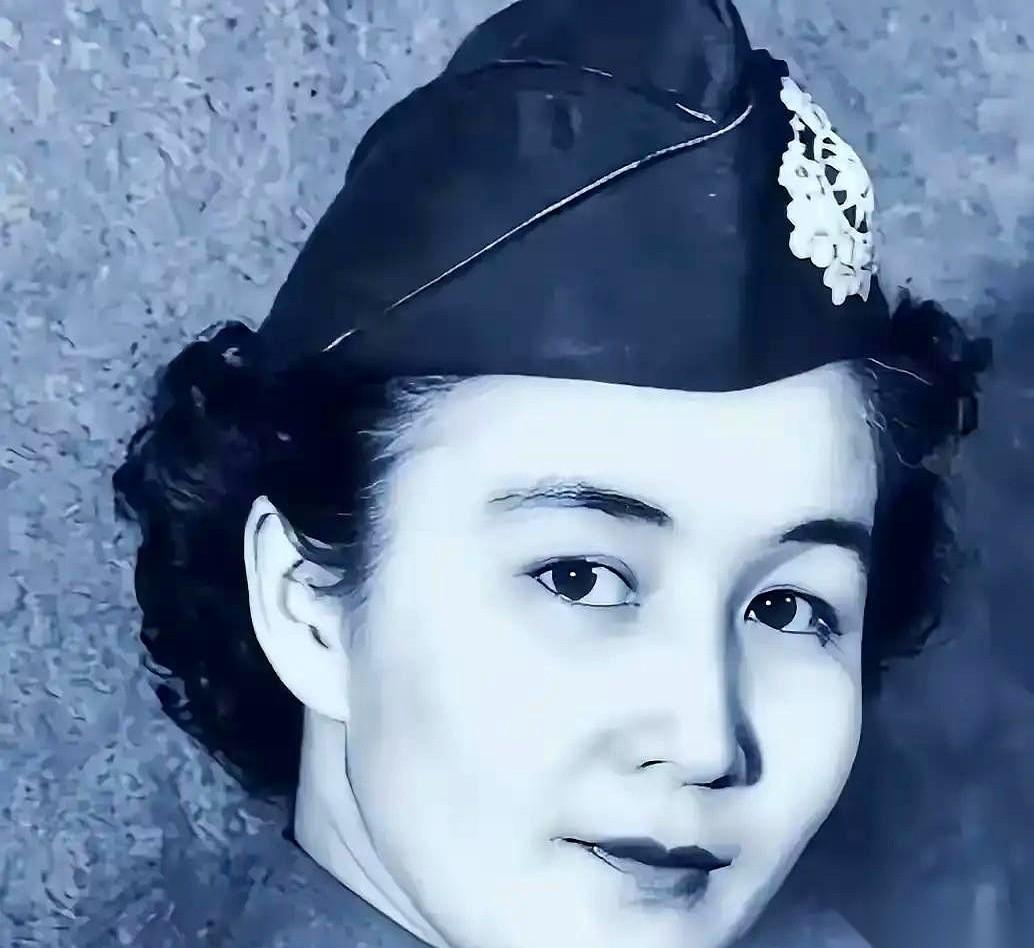 被军统特务头子抓了，老蒋亲自审问，原本马上就要上大刑了。
结果女特工轻飘飘报出老