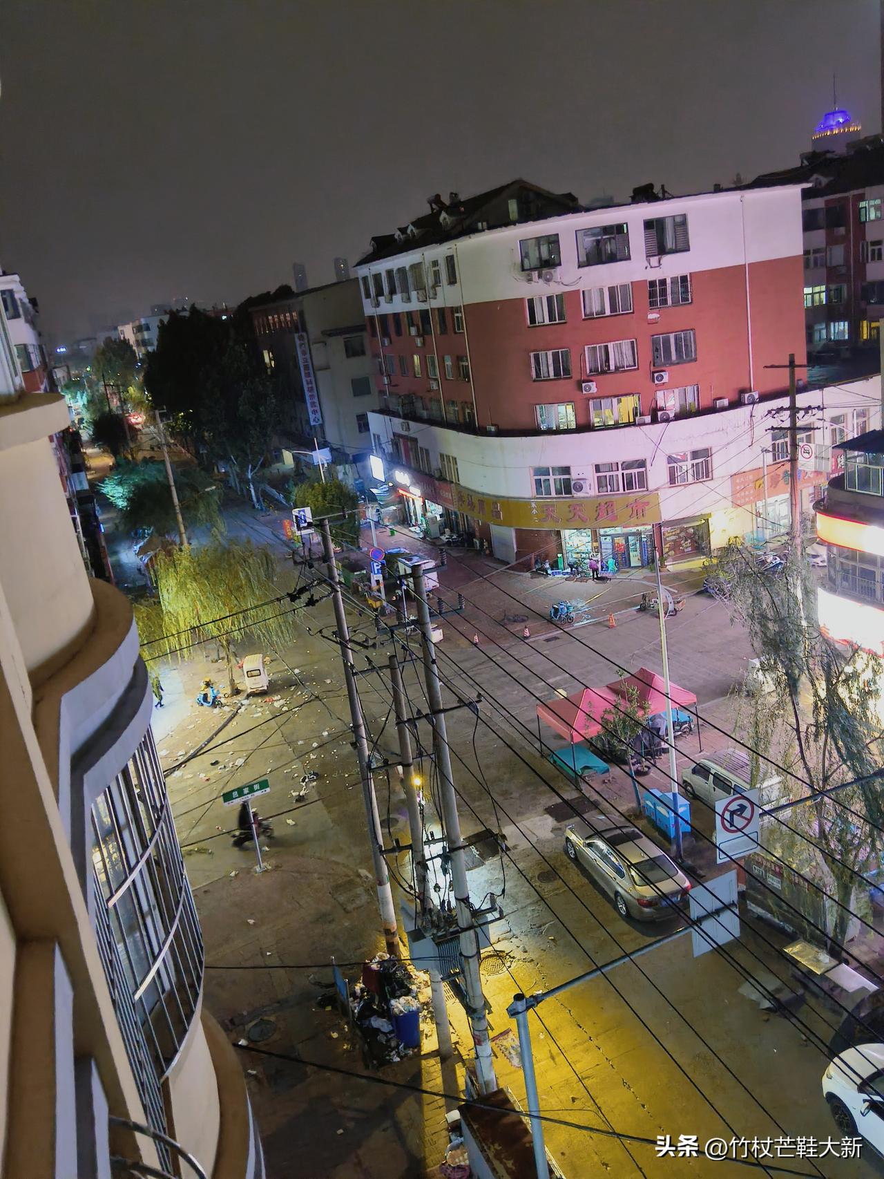 九点多突然起风，夹杂着雨点，路口的垃圾袋、餐巾纸，随着风游荡。
这一阵风雨过后，