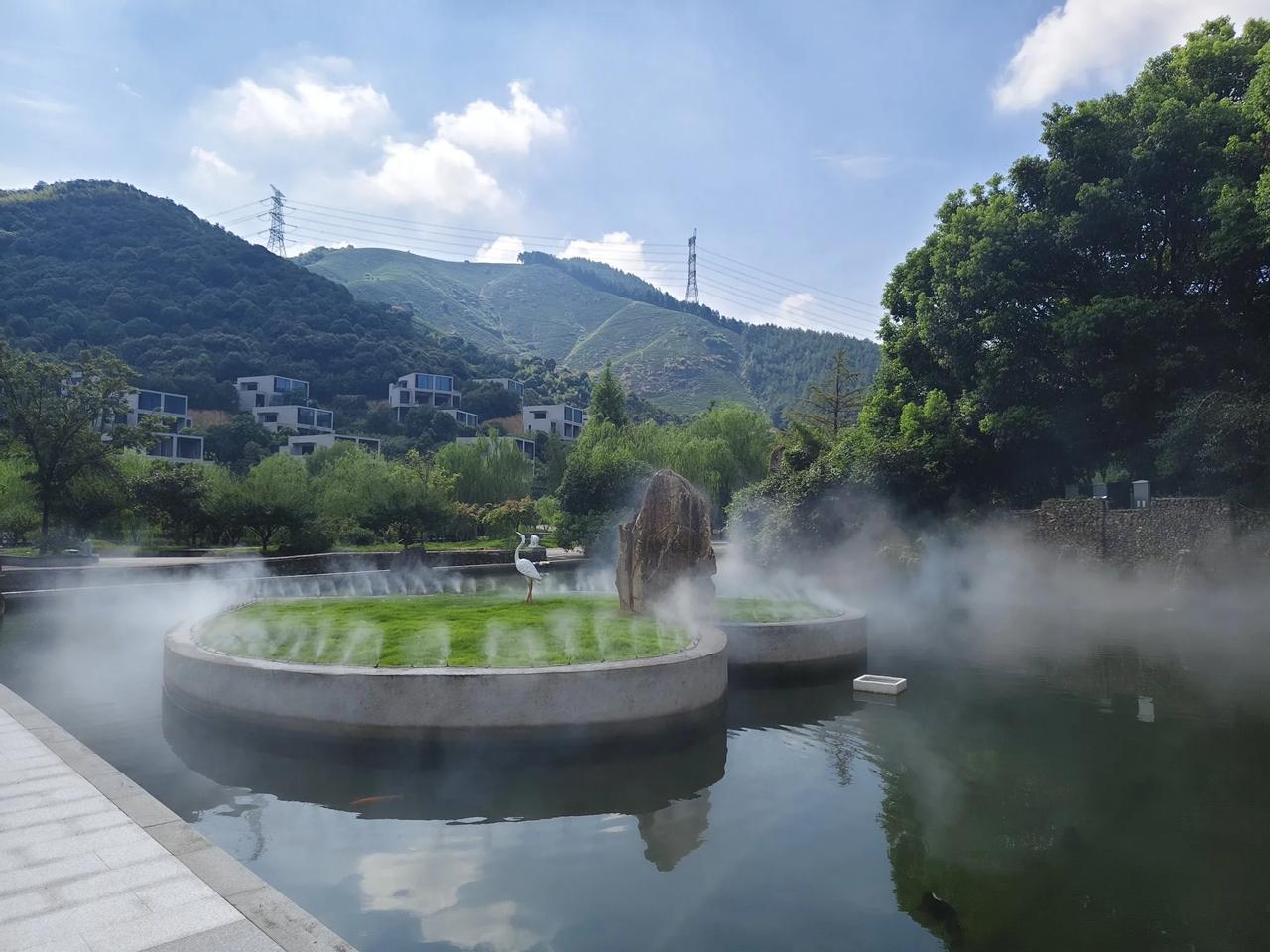 
人间仙境此处有！清澈的水，蓝蓝的天，远处山峦错峰，绿树环绕。水池里锦鲤自由自在