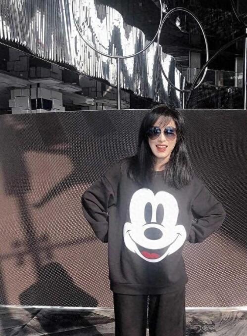 69岁奶奶米雪卫衣阔腿裤造型出圈！减龄洋气秘诀大公开，时尚感爆棚