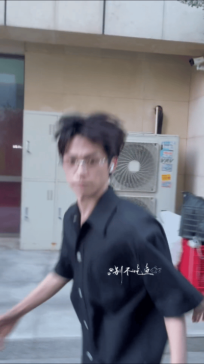 梓渝这个素颜真是让人认不出来。 ​​​