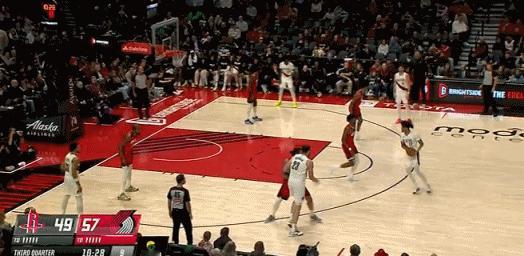 这球没吹犯规~！斯普利特怒喷吃到技术犯规~！ 