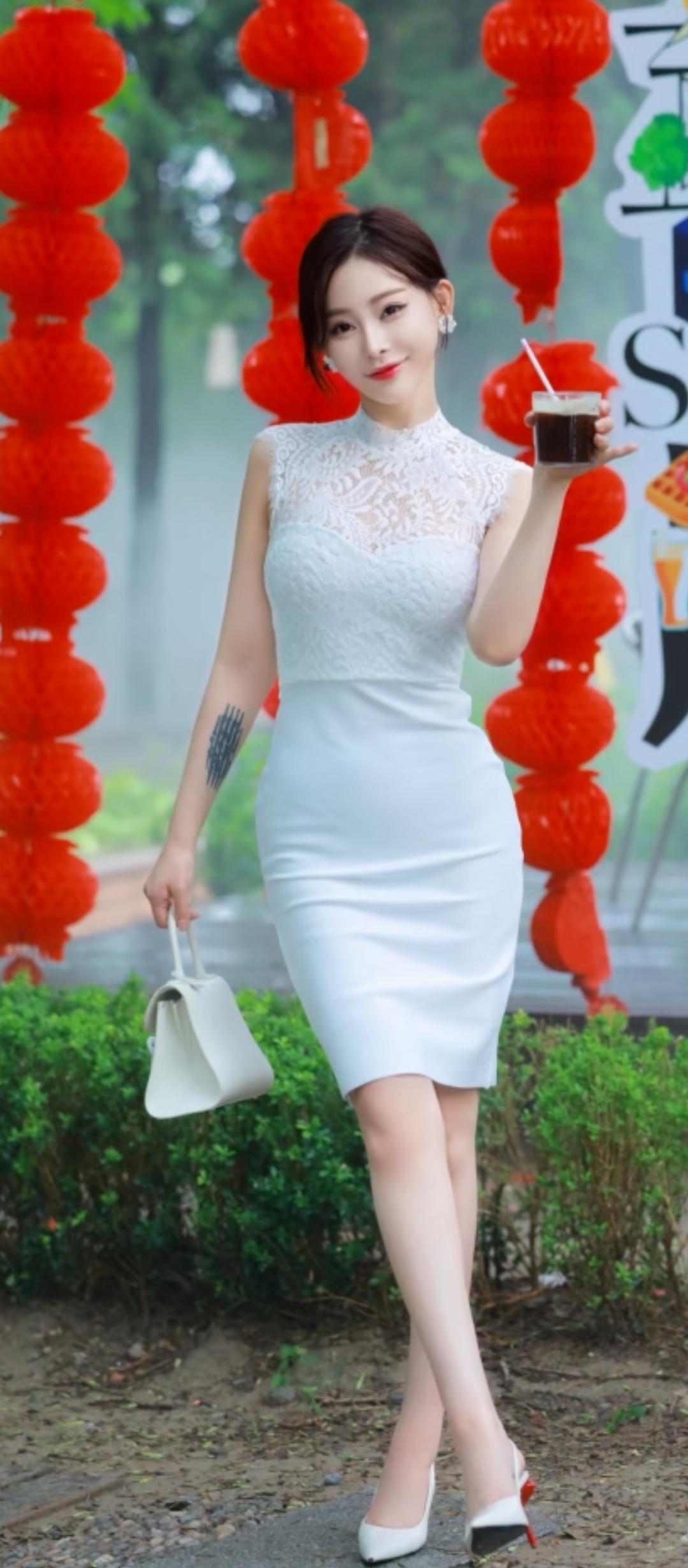 红妆美人倚，笑语闹春时。