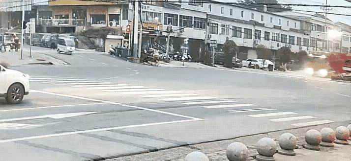 这绝对是我见过最“讲究”的车祸现场。
一辆小三轮，结结实实地“亲”上了一辆大货车