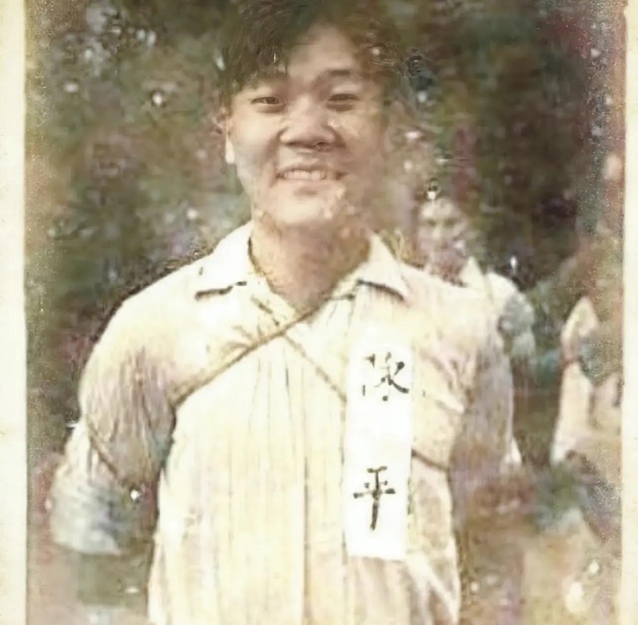 没想到这张70多年前拍在台北马场町刑场的照片里，马上要被处决的烈士陈平，居然对着