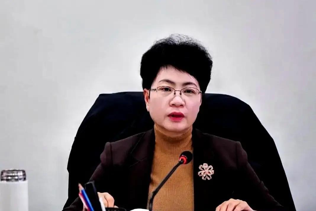 前脚还在台上指点江山，随手划拉就是一百多个亿的大项目；


后脚仅仅过了15天，