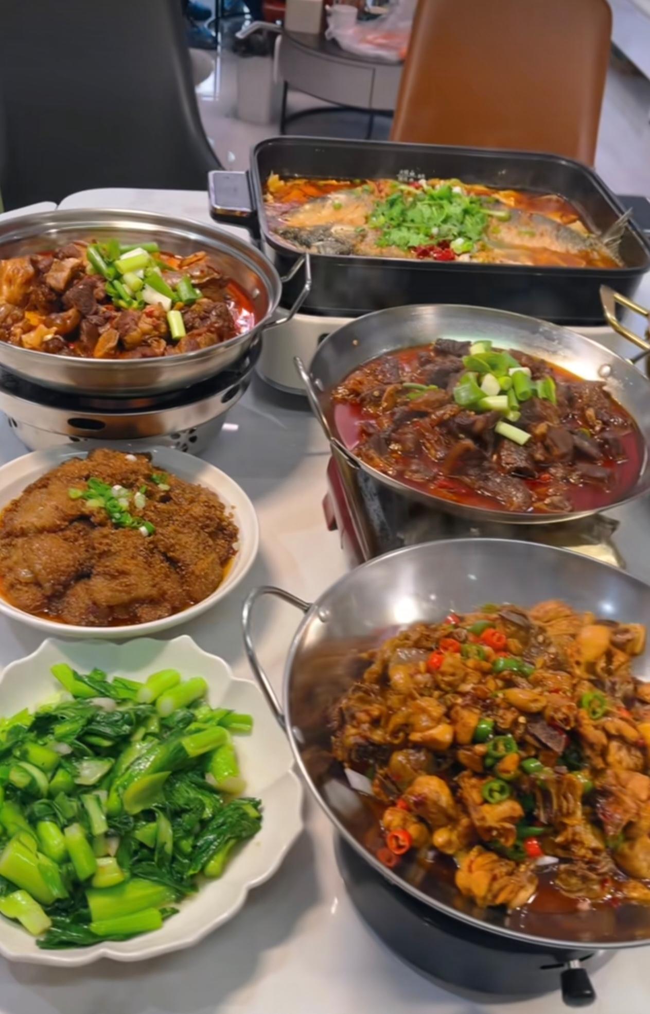 昨天去同事家吃饭，被惊艳到了！
        同事专门请了饭店大厨上门掌勺，一