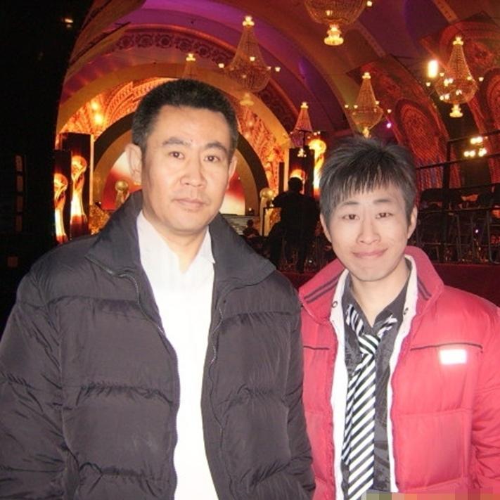 2009年，央视主持人赵赫生前，一张罕见的合影，右侧是艺人黄伟伟，舞台华丽的拱顶