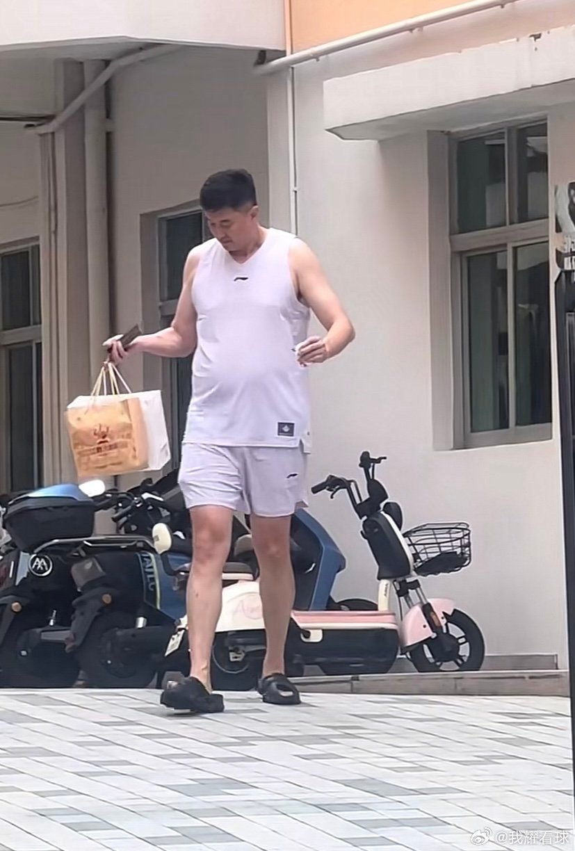 广东这几天真的超级无敌热，杜导这穿着主打一个清凉自在[嘻嘻] ​​​