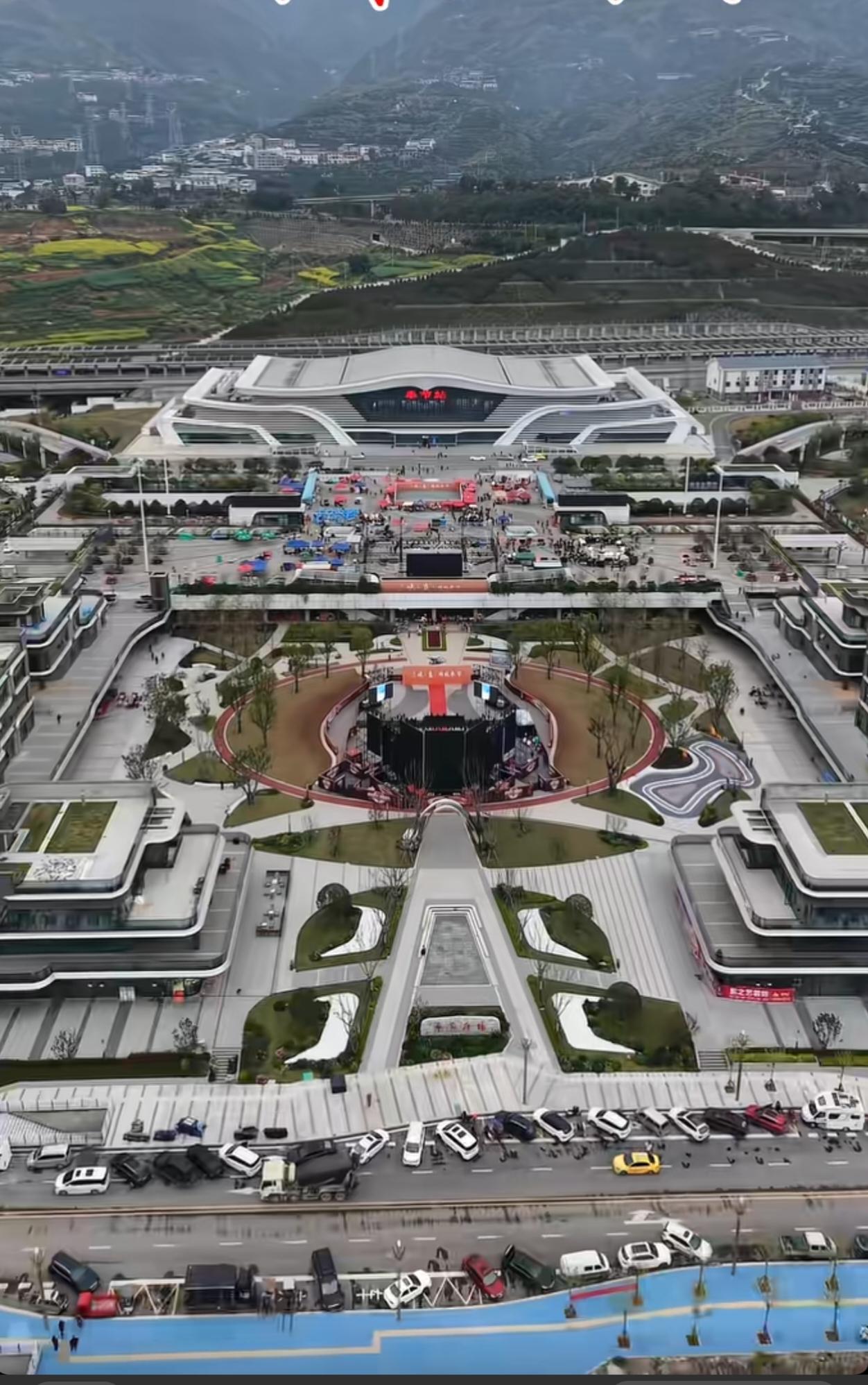 奉节站应该是全国最火的高铁站，不是说它的规模多么大，也不是设计的多么华丽，而是它