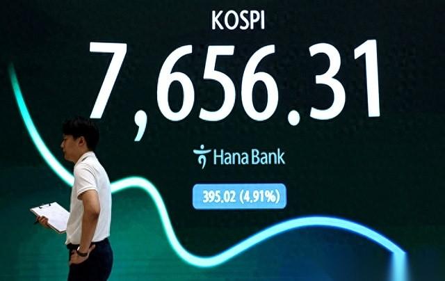 他们当初在韩国推出了一批新基金，挂钩三星、海力士，打出的旗号是“双倍利润”。
不