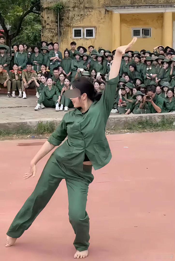 学生军训！