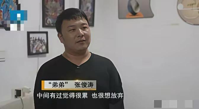 2009年，河南18岁小伙在公园长椅上睡了半个月，突然被一只大手抓住：“小伙子，