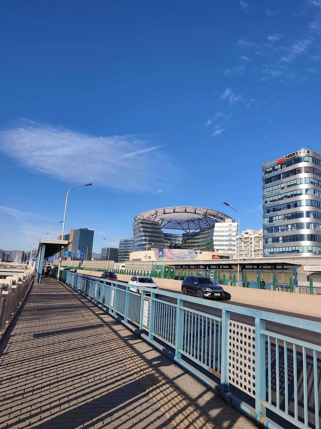 看透生活，活成自己的光
 
总有人忙着在别人的眼光里找快乐，在别人的评价里寻尊严