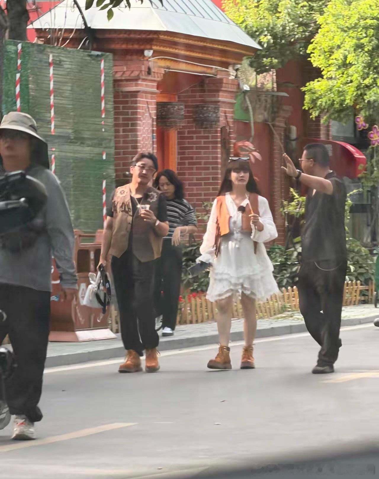 邹市明录节目为冉莹颖拿包，爱的细节无法掩饰，吵架应该是剧本实锤了。 