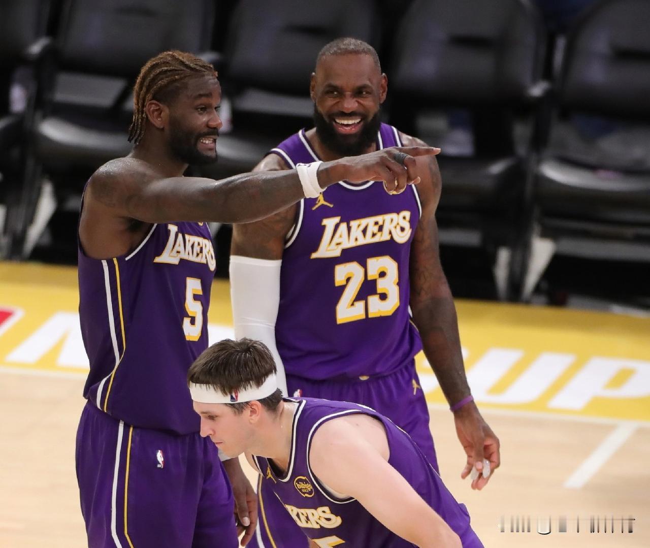 东契奇拒投，竟然成了湖人队矛盾爆发的导火索！
在湖人和魔术比赛的最后一个回合，东