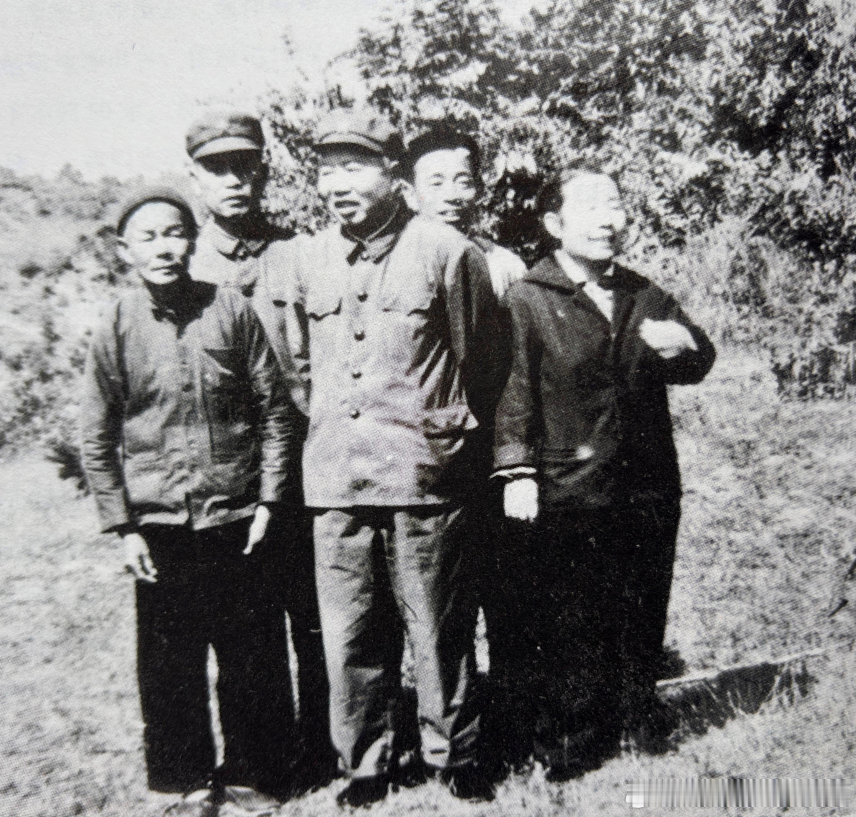 1986年9月萧峰夫妇在向导带领下找到帽村突围时旧战场遗址。1934年3月25日