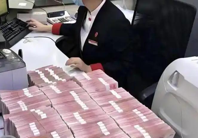 银行存定期存款一定牢记：四个必须要，两个不能要：
一要：纸质存单，不能在手机上被