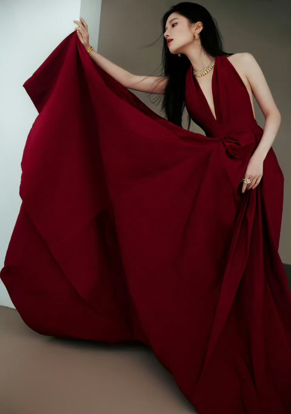 张婧仪vogue盛典第一套大红色v领裙，简直就是玫瑰公主[污][污][污][污]