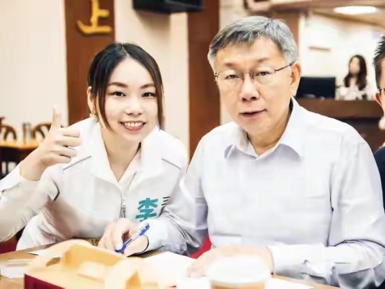 台湾民众党主席黄国昌前脚率团窜访日本，丢人现眼，只捞到和日本首相高市早苗的办公桌