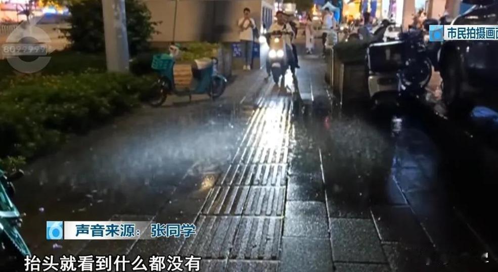 这一幕，连科学也解释不了！6月20日，昆明一块不足3平米的地面却下着倾盆大雨，雨