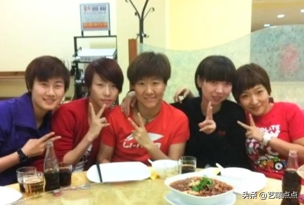 看到这张国兵女队早期合影，感觉时光一下子回到了过去。
左一是丁宁，右一是刘诗雯，