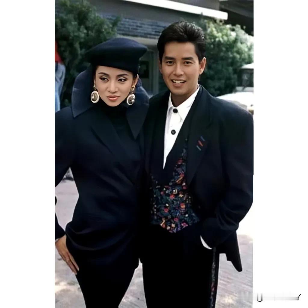 这是梅艳芳与谭咏麟年轻时的一张合影老照片，拍摄于1988年的香港。那时候梅艳芳2